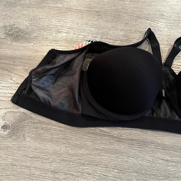 Victoria's Secret Knockout Front-Close Sports Bra (Geometric) - Picture 4 of 10